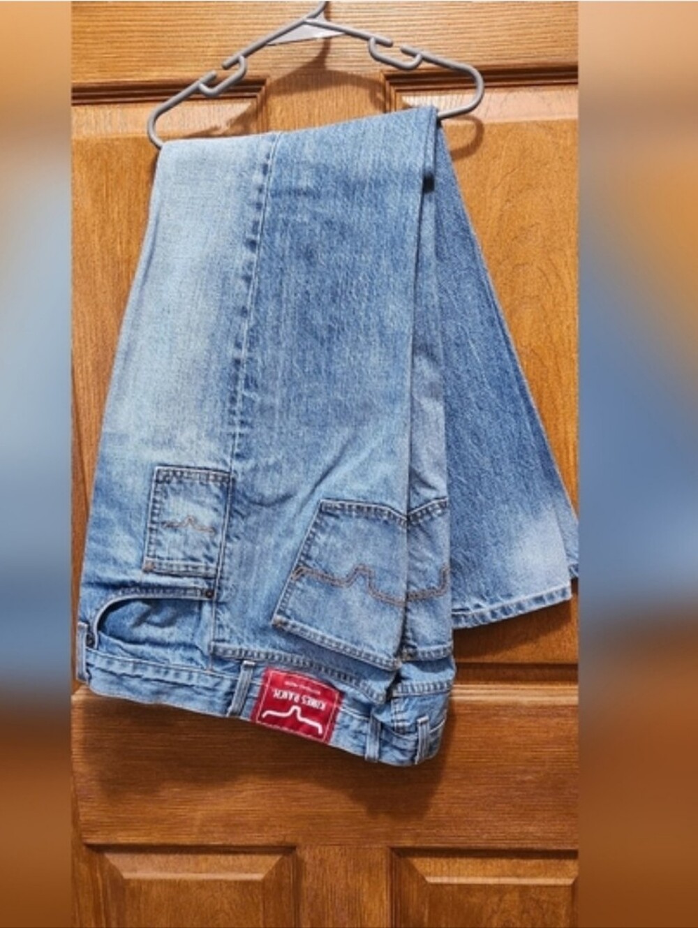 KIMES Classic Light Wash Straight Jeans with Red Logo Patch